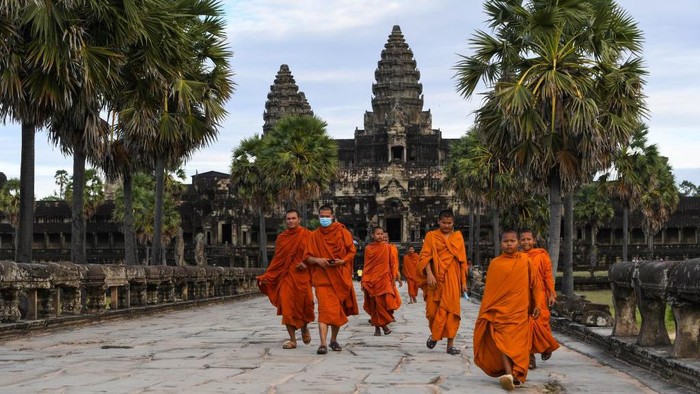Buddhist monks walk in the compound of the Angkor Wat temple in Siem Reap province on November 29, 2020. (Photo by TANG CHHIN Sothy / AFP) (Photo by TANG CHHIN SOTHY/AFP via Getty Images)