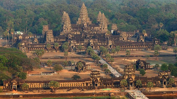 Kuil ini menempati luas area sebesar 1 juta 620 ribu meter persegi dan menjadikannya sebagai tempat ibadah dengan luas area terbesar di dunia, baik bangunan maupun halamannya. (Tang Chhin Sothy/AFP/Getty Images)  