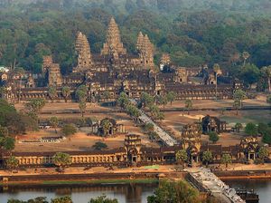 Kamboja Pusing Tangani Monyet-Monyet Agresif di Angkor Wat