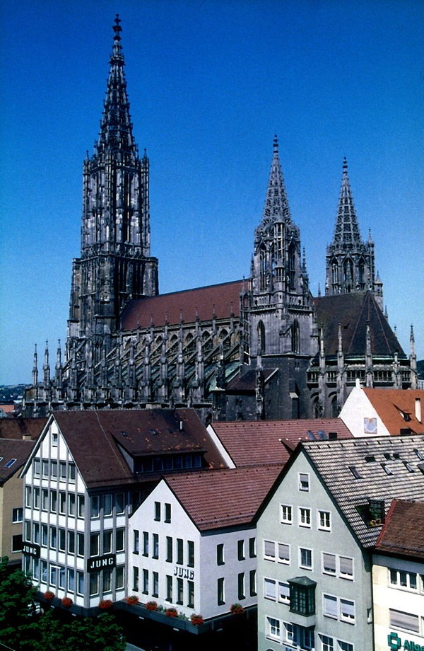 Terletak di Kota Ulm, Jerman, dan dibangun sejak tahun 1377 dengan luas area 8.620 meter persegi. (Getty Images)  