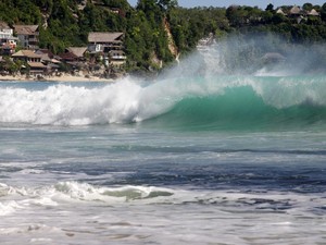 Dreamland Beach, Pantai Indah yang Dikelilingi Batu Karang