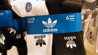 Salah satu detail produk dari brand Adidas yaitu kaos kaki. Menurut Adidas, langkah ini akan menekan penjualan mereka sebesar US$ 246 juta atau Rp 3,81 triliun (kurs Rp 15.500) di kuartal empat. Kontrak kerjasama Adidas dan Kanye West sendiri baru akan berakhir pada 2026.