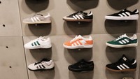 Saham Adidas tercatat turun 5% di Frankfurt. Adidas mengatakan akan merilis informasi tambahan tentang implikasi keuangan dari pembubaran kemitraannya dengan Kanye dalam laporan pendapatan 9 November mendatang.