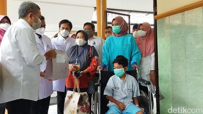 Afirzal (10), pasien korban Tragedi Kanjuruhan dinyatakan dibolehkan pulang