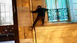 Aksi Atlet Parkour di Paris Matikan Lampu Etalase Toko demi Hemat Energi