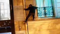Para atlet muda yang aktif dalam olahraga parkour ini menjuluki operasi petualangan malam itu sebagai Lights Off.