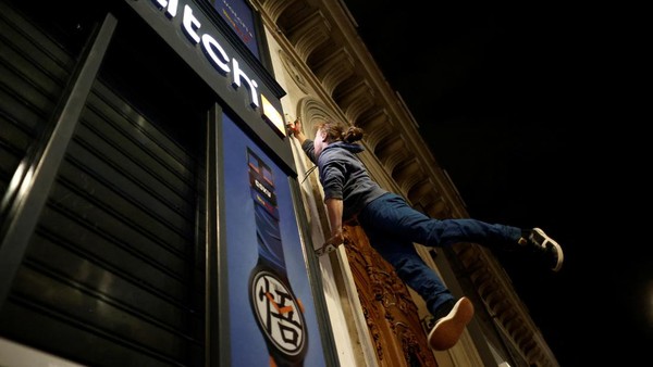 Aksi Atlet Parkour di Paris Matikan Lampu Etalase Toko demi Hemat Energi