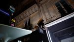 Aksi Atlet Parkour di Paris Matikan Lampu Etalase Toko demi Hemat Energi