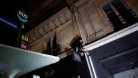 Atlet parkour ini terlihat melompat dan memanjat untuk mematikan lampu-lampu tersebut.