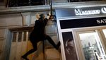 Aksi Atlet Parkour di Paris Matikan Lampu Etalase Toko demi Hemat Energi