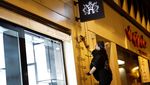 Aksi Atlet Parkour di Paris Matikan Lampu Etalase Toko demi Hemat Energi