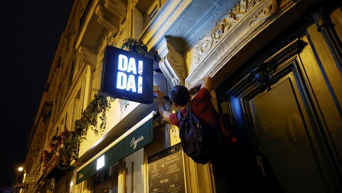 Aksi Atlet Parkour di Paris Matikan Lampu Etalase Toko Demi Hemat Energi An activist from the