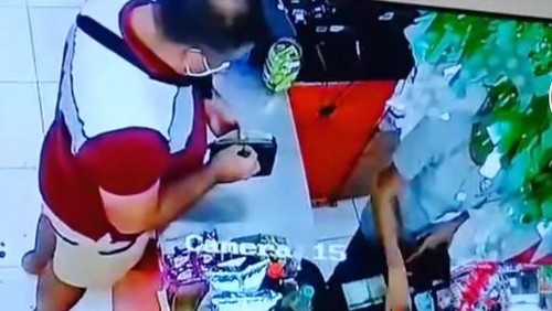 Screenshot aksi bule terduga pelaku gendam di salah satu toko di wilayah Subagan, Karangasem terekam CCTV