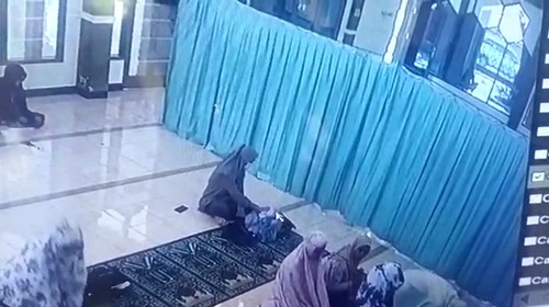 Aksi pencurian di masjid kampus Universitas Mataram (Unram) terekam CCTV dan viral di media sosial.