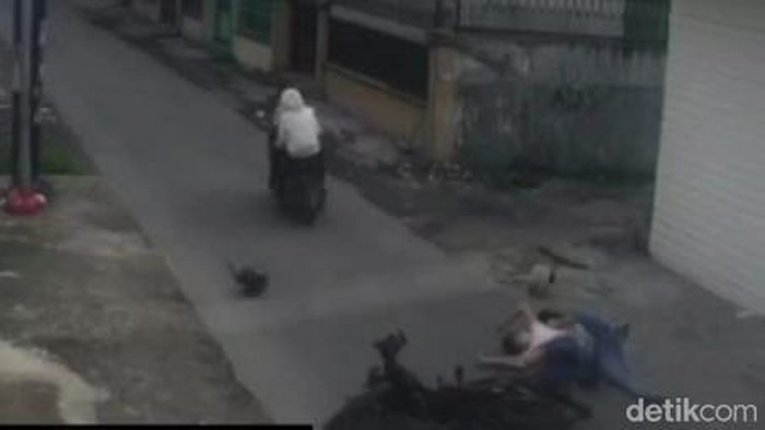 Aksi penjambretan terekam CCTV di Medan.