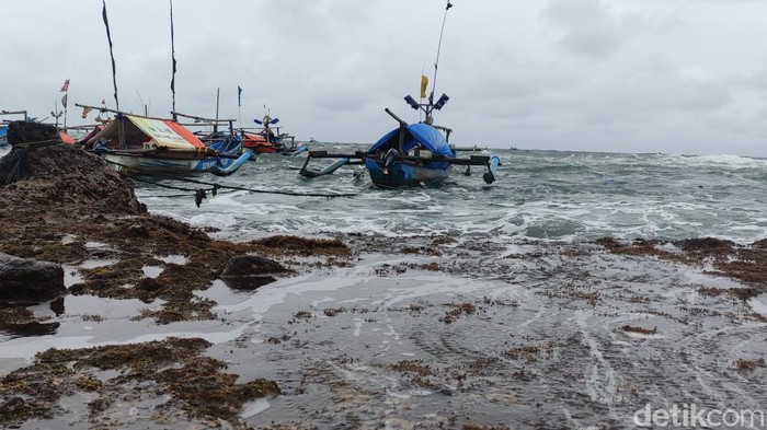 Aktivitas nelayan di Pantai Jayanti.
