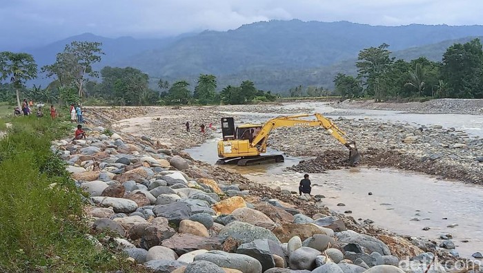 Alat berat mulai diturunkan menormalisasi sungai di Palopo