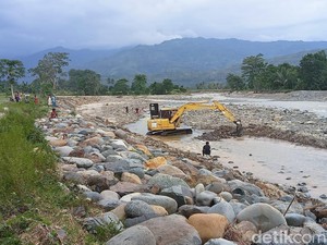 Anggota DPRD Palopo Turunkan Alat Berat Normalisasi Sungai Usai Didemo Warga