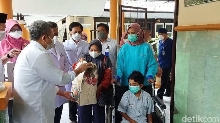 Aminayu menjemput pulang Afrizal di RSSA Malang