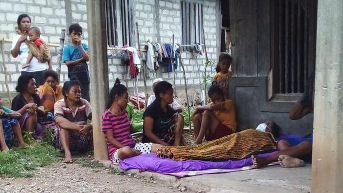 Jenazah Yuliana Ide (65) korban tewas akibat dianiaya anak kandung di Dusun Mbawar, Desa Bajak, Kecamatan Reok, Kabupaten Manggarai, Nusa Tenggara Timur.