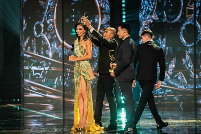 Sorak dukungan untuk Andina dari penonton yang menyaksikan langsung tiada hentinya menggema sepanjang acara. Sorakan mereka makin menjadi lagi saat namanya diumumkan sebagai Runner-Up 2. Prestasi ini melebihi Aura Kharisma keluar sebagai Runner-Up 3 Miss Grand International 2020. Foto: Kenny Gida/detikcom