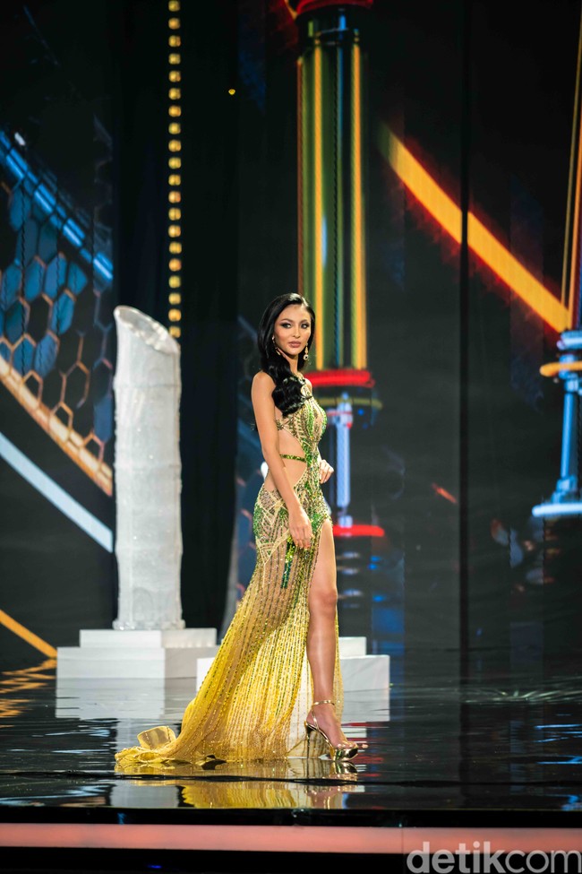 Memegang tiket ke babak 5 besar, Andina Julie bersandingan dengan perwakilan dari Brasil, Thailand, Ceko, dan Venezuela. Pada tahap ini, mereka harus menjawab pertanyaan terkait perang Rusia dan Ukraina. Foto: Kenny Gida/detikcom