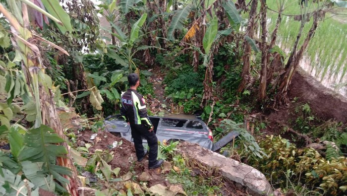 Angkot terjung ke parit di Pandeglang