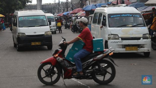 muhammad sabqiAttachments10:35 AM (29 minutes ago)to redaksi, meSeorang sopir angkutan perkotaan (angkot) menunggu penumpang di Kawasan Pasar Kebayoran Lama, Jakarta, Rabu (26/10). Tarif baru angkutan kota (angkot) non-Jaklingko di DKI Jakarta resmi diterapkan sejak Senin (24/10). Kepala Dinas Perhubungan DKI Jakarta Syafrin Liputo menyampaikan tarif angkot mengalami kenaikan sebesar 20% pasca-kenaikan harga BBM. (CNBC Indonesia/ Muhammad Sabki)