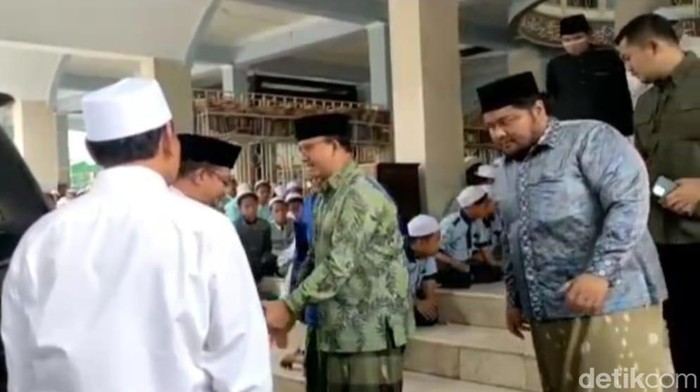 Anis sowan ke Genggong Probolinggo