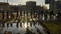 Sejak pertengahan April, warga Mykolaiv telah hidup tanpa pasokan air minum. Terputusnya pasokan air karena pasukan Rusia merusak pipa yang telah mengaliri air minum di kota itu selama 40 tahun terakhir.