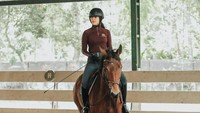 Anya Geraldine juga hobi berkuda. Dari potret-potret berkuda yang ia bagikan, Anya terlihat sudah mahir saat menunggang kuda. (Foto: Instagram @anyageraldine)