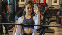 Olahraga lain yang Anya tekuni adalah nge-gym. Tak hanya sendiri, dirinya pernah mengunggah momen nge-gym bareng Keanu. (Foto: Instagram @anyageraldine)