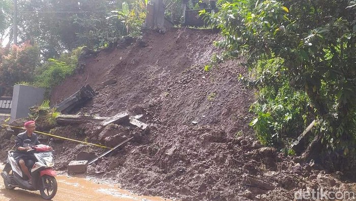 Apa penyebab tanah longsor? Salah satu bencana alam yang sering terjadi pada saat musim hujan adalah tanah longsor. Cek serba-serbinya.