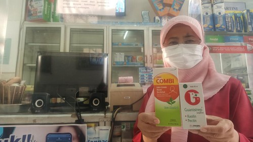 Apoteker Penanggungjawab di Apotek Kartini, Ageng Ari Pratiwi (58) ketika tengah menunjukkan beberapa jenis obat sirup yang kini telah boleh dijual pada Rabu (26/10/2022).