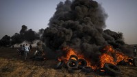 Akibat serangan Israel yang akhirnya menewaskan sejumlah warga, orang-orang pun melakukan protes balasan di perbatasan Israel. Mereka juga membakar ban dan menimbulkan asap hitam pekat di udara.  