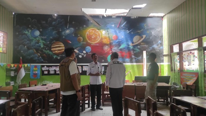 atap sd di jember ambruk