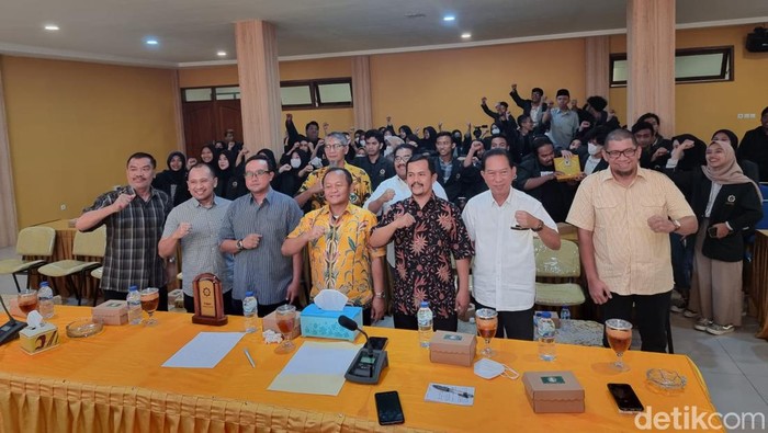 Audiensi mahasiswa dengan DPD Golkar Jatim