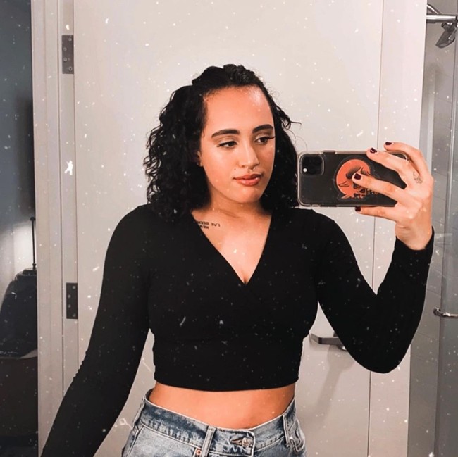 Kini Simone Johnson alias Ava Raine resmi menjadi pemain WWE generasi keempat. Kakeknya, Rocky Johnson Soul Man, dan buyutnya, High Chief Peter Malvia, juga merupakan pegulat WWE terkenal. Foto: Instagram