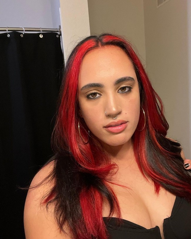 Resmi debut jadi pegulat, Simone sendiri sudah dikontrak WWE sejak Februari 2020. Tapi setelahnya ia belum terlalu aktif terlebih harus menjalani operasi lutut untuk yang ketiga kalinya. Foto: Instagram