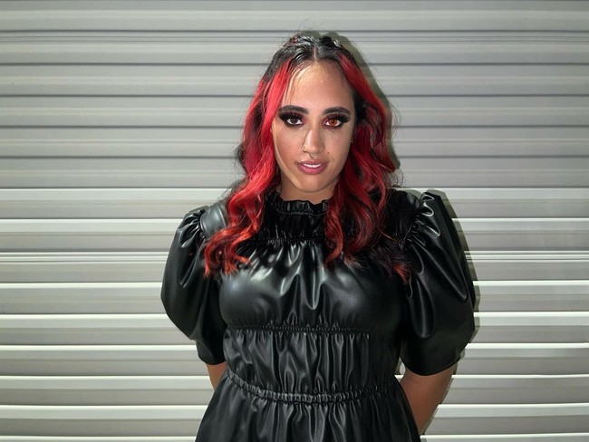 Simone Johnson membuat penampilan mengejutkan ketika debut sebagai pegulat WWE dalam acara televisi NXT. Ia pun resmi menjadi anggota keempat dari Schism yang cukup bikin kaget para penggemar.Foto: Instagram