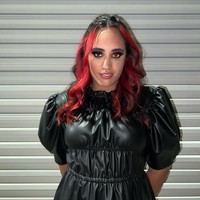 Simone Johnson membuat penampilan mengejutkan ketika debut sebagai pegulat WWE dalam acara televisi NXT. Ia pun resmi menjadi anggota keempat dari Schism yang cukup bikin kaget para penggemar.Foto: Instagram