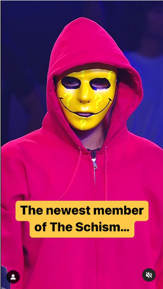 Sebelum ditampilkan, sosok Ava Raine ditutupi dengan hoodie merah dan topeng kuning.Foto: Instagram