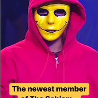 Sebelum ditampilkan, sosok Ava Raine ditutupi dengan hoodie merah dan topeng kuning.Foto: Instagram