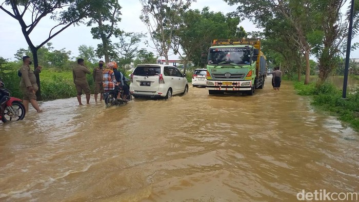 Banjir di Sampang Madura merendam ratusan rumah warga. Diketahui, air mulai memasuki wilayah Sampang, Madura, Jawa Timur pada Rabu, 26 Oktober 2022 dini hari.