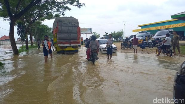 Banjir di Sampang Madura merendam ratusan rumah warga. Diketahui, air mulai memasuki wilayah Sampang, Madura, Jawa Timur pada Rabu, 26 Oktober 2022 dini hari.