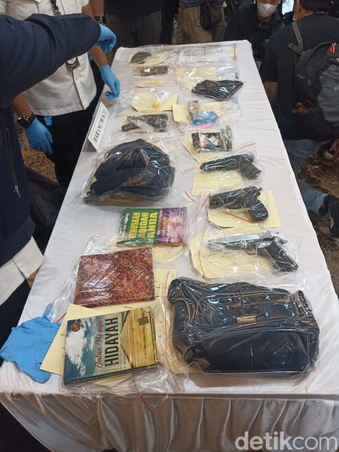 Barang bukti kasus wanita hendak terobos Istana Negara (Wildan Noviansyah/detikcom)