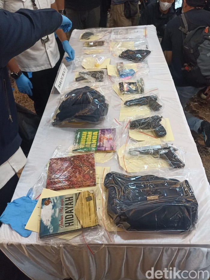 Barang bukti kasus wanita hendak terobos Istana Negara (Wildan Noviansyah/detikcom)