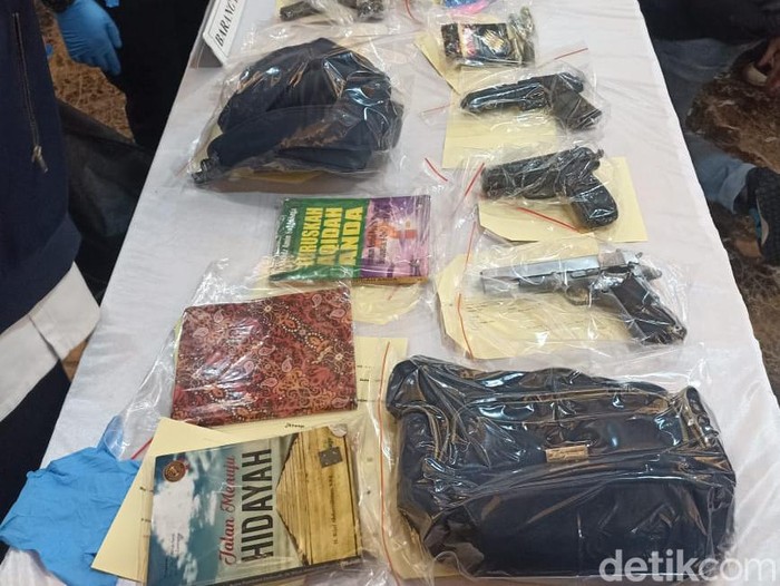 Barang bukti kasus wanita hendak terobos Istana Negara (Wildan Noviansyah/detikcom)
