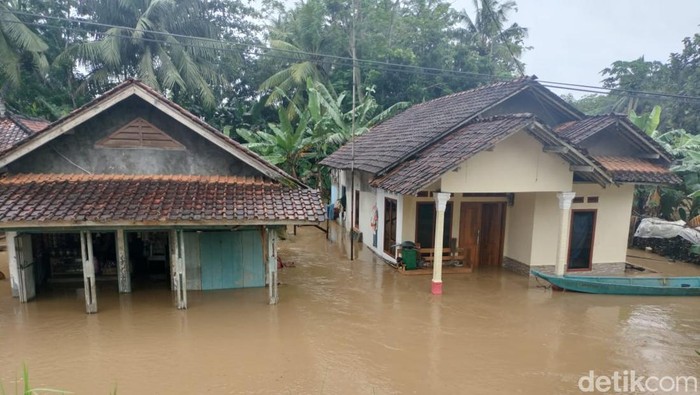 Bencana banjir dan longsor di Pangandaran.