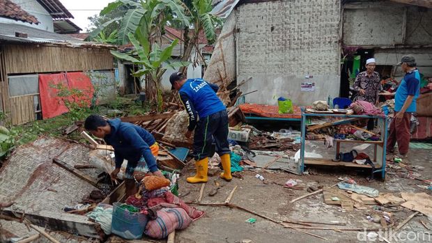 Bencana banjir dan longsor di Pangandaran.
